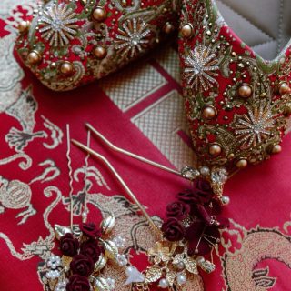 A beautiful nod to tradition 🤍

In Chinese weddings, the colour red symbolizes luck, joy, prosperity, and protection. This is inviting good fortune into the marriage from the very beginning.
The tea ceremony is a meaningful moment of gratitude and respect, where the couple serves tea to their elders, honouring family, lineage, and the union of two families as one.

Timeless traditions, rich symbolism, and love woven into every detail.

Planner: @bonnieweddings 
Photographer: @nadiahungco 

#Chineseweddingtradition #vancouverweddingplanner #vancouverweddingvendor