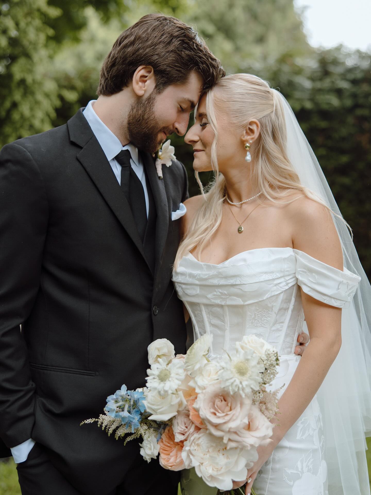 Noah + Kendra, wrapped up in each other, exactly where they belong on their Wedding day! 🥂🍾

Planner: @plannedbysydney
Photograhy: @alexapedrozaphoto
Hair: @kels_hairstylist
Bouquet: @blushandbalsam

#dreamgroupweddingplanners #vancouverweddingvendors #vancouverweddinginspo