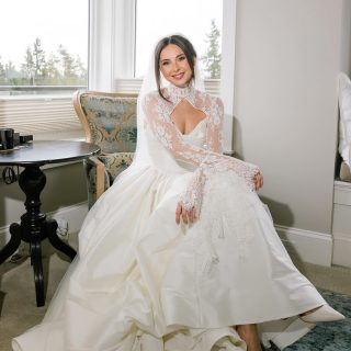 Ladies and Gentlemen... the Bride 👰✨🤍

Planner: @plannedbyjill
Photographer: @jo.and.glo 
Makeup: @jaedamariemakeup 
Hair: @erinklassenhair

#vancouverweddingplanner 
#fraservalleyweddingplanner
#fraservalleywedding
#dreamgroupwedding