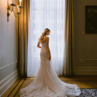 There’s something so romantic and intimate about a bride, her dress, and those light filled pre-ceremony moments that capture the anticipation and significance of the day.

Planner: @plannedbyalexa 
Photographer: @dreamsodacreative 

#vancouverweddingplanner #dreamgroupweddingplanners #vancouverweddingvender #vancouverweddinginspo