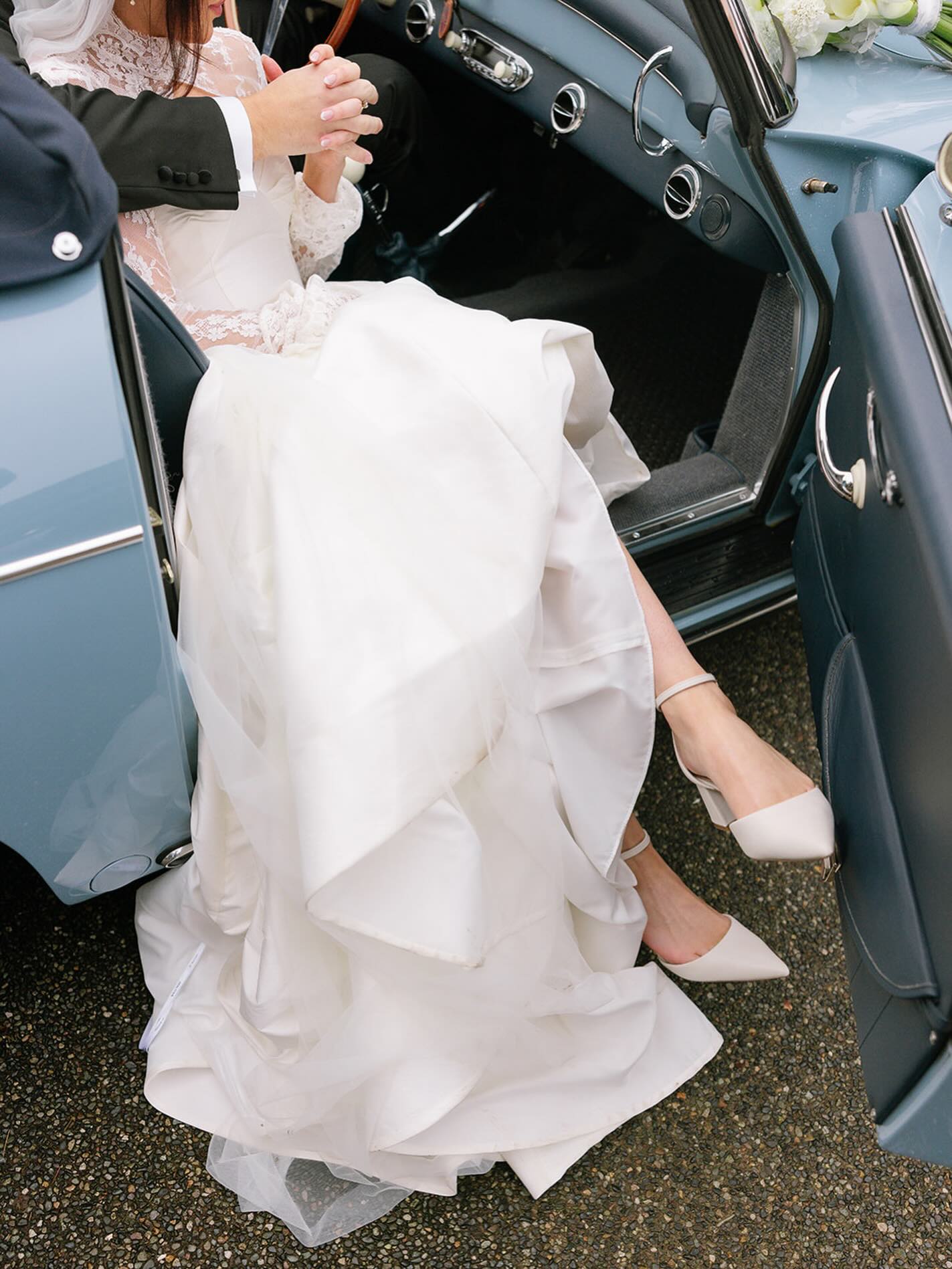 Stepping into forever 🤍

Planner: @plannedbyjill
Photographer: @jo.and.glo

#weddingplannertips #vancouverweddingplanner #vancouverweddingplanner