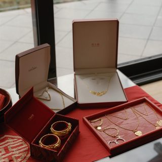 File under: traditions passed down from generation to generation❤️

Jewelry that carries more than just luck. Each piece holds stories, memories, and the quiet legacy of the women who wore it before.

Planner: @plannedbysandy
Photographer: @kaoverii_silva

#vancouverweddingplanner #vancouverweddingvendor #dreamgroupwedding