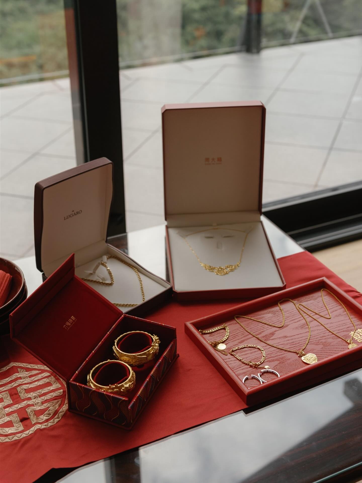 File under: traditions passed down from generation to generation❤️

Jewelry that carries more than just luck. Each piece holds stories, memories, and the quiet legacy of the women who wore it before.

Planner: @plannedbysandy
Photographer: @kaoverii_silva

#vancouverweddingplanner #vancouverweddingvendor #dreamgroupwedding