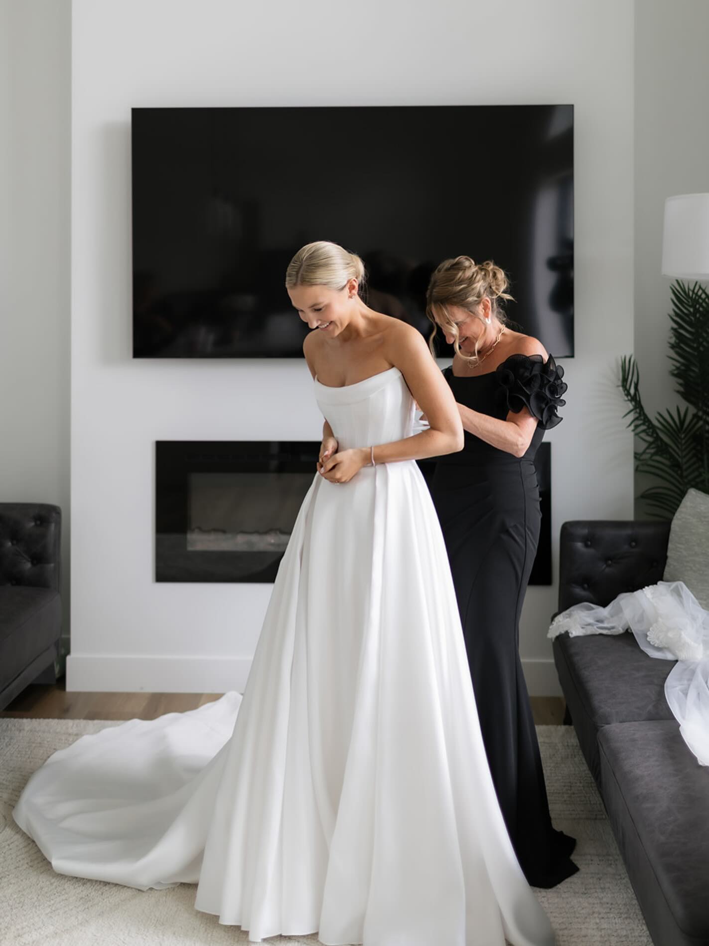 To the ones who tighten the dress, pin the boutonnière, offer words of wisdom, bestow “something borrowed”, encourage us in love. Happy Mother’s Day to the women that nurtured us.💐

Photographer: @meghanhemstra