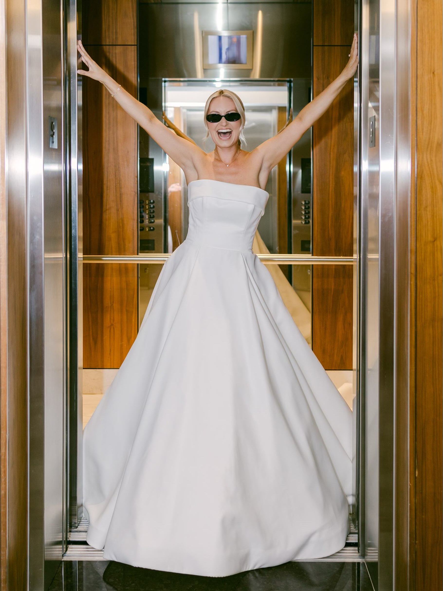 The elevator doors open and our Bride Shayla is giving main character energy! 🥂
Planner: @plannedbycayenne
Photographer: @blushwedphoto
Makeup: @katieelwood
Hair: @bridalhairvancouver