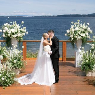 Karly + Keaton ✨
Photo: @meghanhemstra
Planner: @plannedbybrynn
Flowers: @rookandrose.weddings